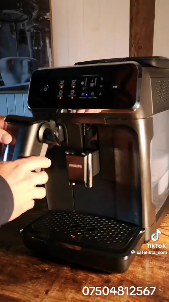 philips koffee machine فی اربیل
آلة صنع القهوة Philips Series 2200 (موديل LatteGo) هي واحدة من أشهر وأنجح آلات شركة فيليبس لإعداد القهوة بطريقة أوتوماتيكية بالكامل من الحبوب إلى الكوب (Bean-to-Cup). الميزة الأساسية في هذا الموديل هي نظام الحليب الخاص بها والذي يُدعى LatteGo.

​فيما يلي نوضح لك معلومات كاملة وتفصيلية عن هذه الآلة:

​كم عدد المشروبات التي تصنعها؟

​يقوم هذا الموديل بشكل أساسي بإعداد 3 أنواع من المشروبات الساخنة بلمسة واحدة (Touch):

​إسبريسو (Espresso): قهوة مركزة وقوية.

​القهوة الكلاسيكية (Coffee / Café Crème): قهوة أخف وأطول (أكثر كمية) من الإسبريسو.

​الكابتشينو (Cappuccino): مزيج من الإسبريسو اللذيذ وحليب رغوي كثيف (يتم إعداده عبر وعاء الحليب).

​الماء الساخن (Hot Water): بالإضافة إلى القهوة، يمكنك الحصول على الماء الساخن فقط لتحضير الشاي أو النسكافيه.

​الميزات الأساسية لـ Philips 2200 LatteGo

​نظام الحليب LatteGo: هذا هو مصدر القوة في الآلة. وعاء الحليب لا يحتوي على أي أنابيب داخلية مخفية، بل يتكون من قطعتين بلاستيكيتين فقط يمكن فكهما بسهولة تامة. هذا الأمر يجعل تنظيفه يستغرق 15 ثانية فقط (ويمكن وضعه في غسالة الصحون).

​مطحنة سيراميك (Ceramic Grinder): مطحنة القهوة مصنوعة من السيراميك بنسبة 100%، وهي قوية جداً ولا تسخن أثناء الطحن (للحفاظ على نكهة القهوة الأصلية دون تغيير). تحتوي على 12 درجة طحن مختلفة من الناعم جداً إلى الخشن.

​شاشة اللمس الذكية (My Coffee Choice): من خلال هذه الشاشة يمكنك التحكم بـ 3 خيارات حسب رغبتك: 

​قوة وتركيز القهوة (Strength).

​كمية القهوة (حجم الكوب).

​كمية الحليب المراد تحويله إلى رغوة.

​فلتر AquaClean: إذا قمت باستخدام هذا الفلتر داخل خزان المياه، فلن تحتاج إلى إزالة الترسبات والكلس (Descaling) من الآلة حتى إعداد 5000 كوب من القهوة.

​نظام Aroma Extract: يحافظ هذا النظام على التوازن المثالي بين درجة حرارة الماء (بين 90 إلى 98 درجة مئوية) ومعدل تدفق المياه، مما يضمن استخلاص أفضل نكهة ورائحة زكية من حبوب القهوة.

​جدول المواصفات الفنية

​(ملاحظة: يمكنك ملء الجدول أدناه بحسب التفاصيل التقنية الخاصة بالآلة)


**إذا كنت صاحب هذا الإعلان وتريد حذفه لأي سبب، رجاءا أرسل رسالة إلى الدعم الفني**