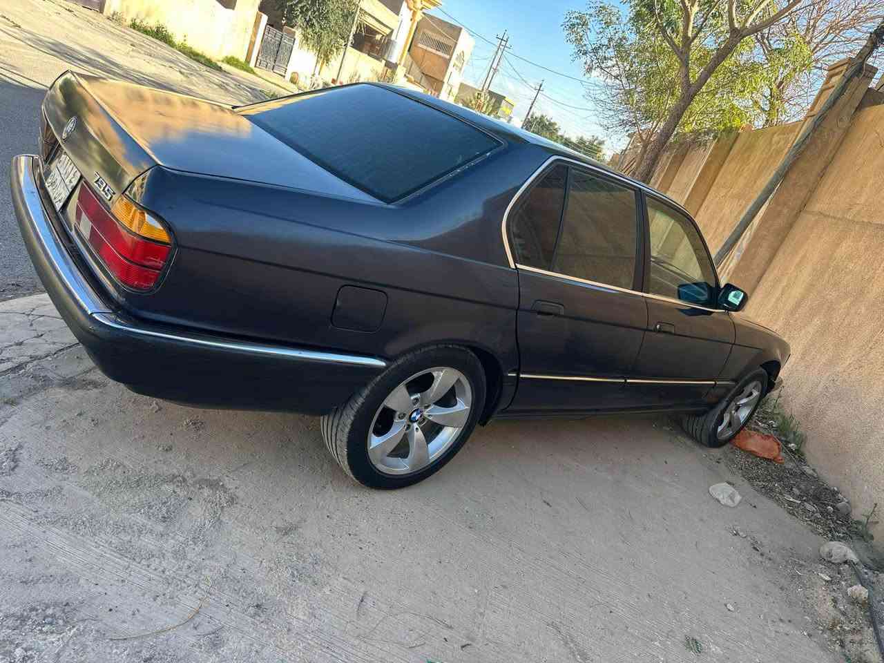 بيم موديل 1987حجم 730صبغ عام جماليه بدون ضربه محرك كير شرط تبريد شغال سياره نضيفه رقم دهوك شرط التحويل عليها غرامه تنزل من سعرها
مكان تكريت 
السعر 50بيها مجال 
*********** أربيل, العراق
