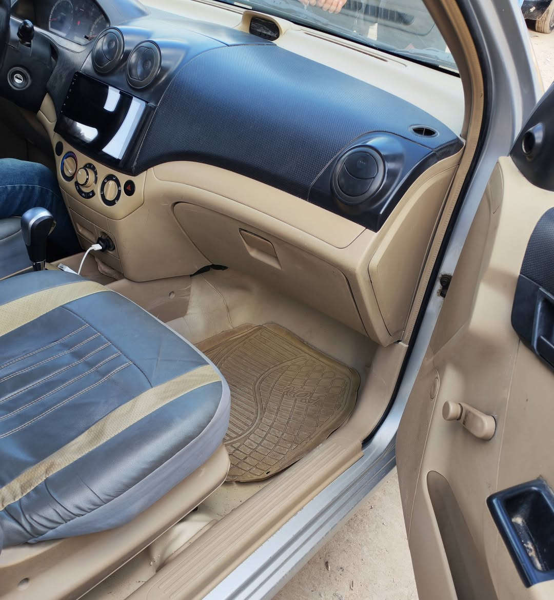 افيو 15
خليجي مسكر 1600
السيارة باسمي 
حلة بداية شارع 100
***********
