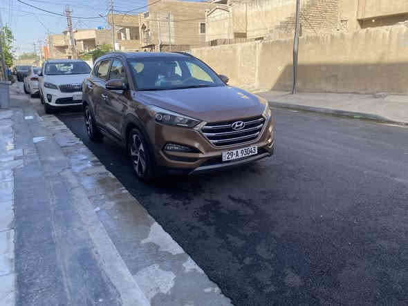 السلام عليكم
توسان امريكي
ماشية ١٢٥ ميل
فول
حادثها بأمريكا بس تاير عكس السايق الورة
وهنا بيها هسة ضربة ع كد شبر بارد بس ممسوي
ويحتاجلها بولش
رقم واسط انكليزي بأسمي
مكينة ١٦٠٠ تيربو
السعر ١٢٣ ورقة وبيها مجال
مكاني بغداد
***********
