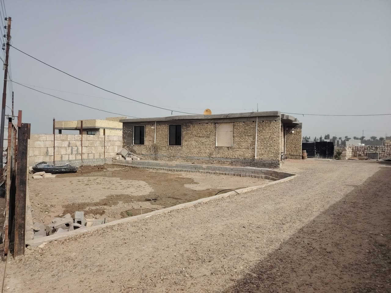 سلام عليكم نص دونم لبيع معه بيت بناء جديد سند طابو 25  ابو غريب شيحه وره جوهرة العدنان يبعد عن سريع 5 دقايق بيت يحتوي غرف نوم 5*4 عدد 2 صاله 10*5 مطبخ 4*4 استقبال 6*5 
استفسار اتصال ***********واتساب
***********
