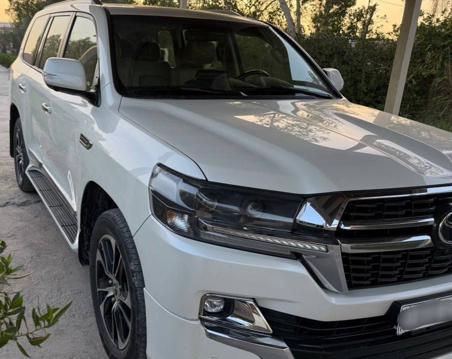 السلام عليكم . .
تويوتا لاندكروزر موديل 2021  شركات فول مواصفات بأسمي 
مقاعد الامامية  جلد٢كهرباء 
٤كامرات 
جنطة كهرباء 
٣شاشات 
كمبريسر هواء 
تشغيل عن بعد 
سلايد روف 
السعر النهائي/ 495 $ 
الإتصال/ ***********
