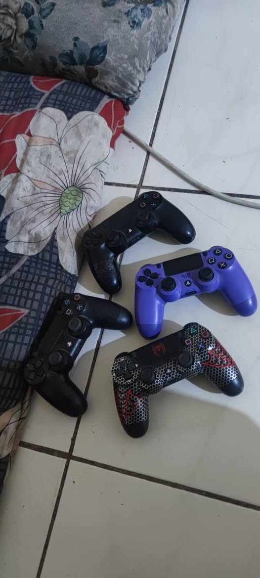ps4 سلم مهكر نضام 11
مع يو بي اس جديد 
و يدات اربعه اصليات و استعمال قليل 
جهاز نضيف و ما مفتوح و لا مصلح لوك ستيكر 
ب 350 الف قفل 
للتواصل *********** موجود واتساب 
مكاني نجف
