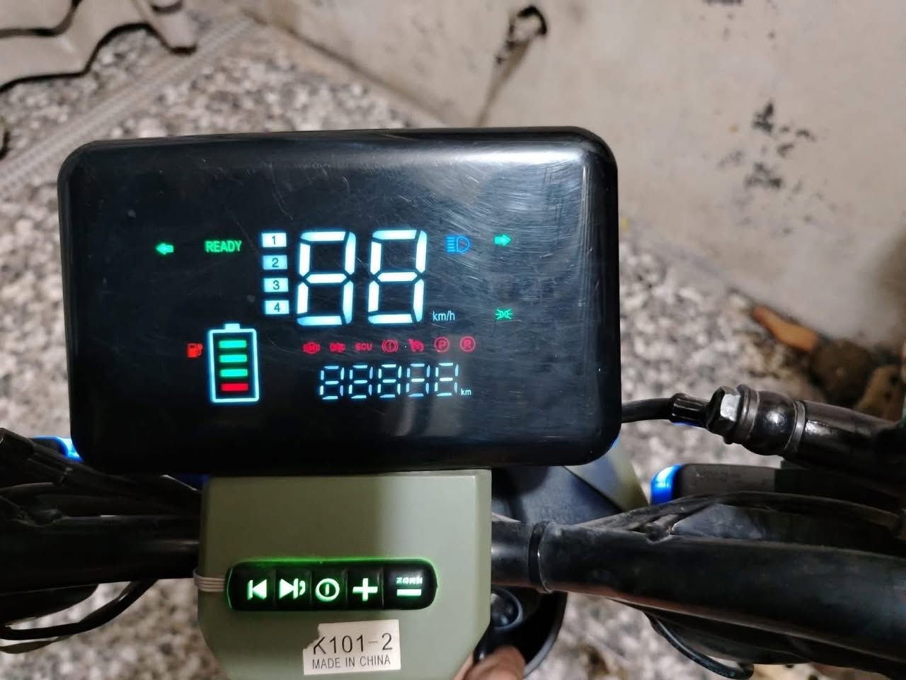 سلام عليكم دراجه R9بايسكل مساعد بايدر شحن بصمتين 2 وسويجين2 السرعه 82باتريات جديدات  الملف 1200 سماعه بلوتوث  باترات صغير 16امبير  لايت زنون عالي جدا  سعر 500وبيه مجال مكان بغداد البياع وتساب *********** أو تصال

