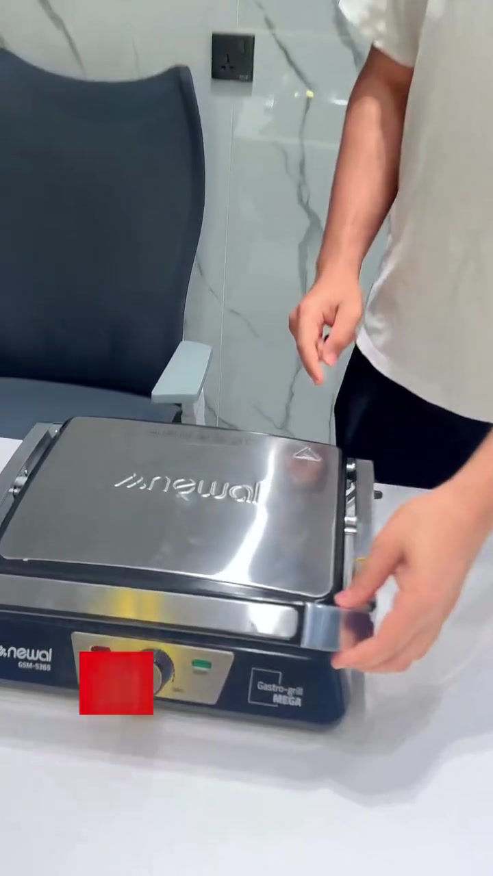 🔥 كابسة وصاجية نيوآل MEGA الأصلية.. وصلت الآن! 🔥
لأن عائلتك تستحق الأفضل، شركة أمواج الفنار توفر لكم كابسة وغريل Newal MEGA العملاقة الحجم والمتانة. ✨
✨ أهم المواصفات:
• حجم MEGA كبير يتسع لأكثر من سندويشة.
• مفتاح تحكم بالحرارة (MIN - MAX) ليناسب الصاج، التوست، والمشاوي.
• شكل فاخر من الستانلس ستيل المقاوم للصدأ وسهل التنظيف.
🏢 العنوان: ديالى - جديدة الشط - شركة أمواج الفنار
📞 للطلب والاستفسار: ***********

