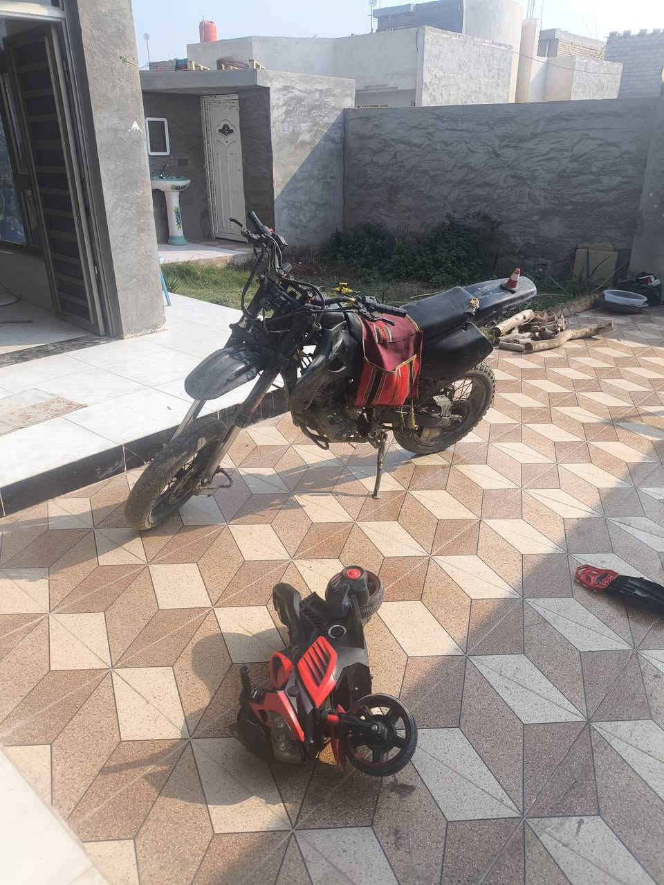 السلام عليكم اعيد النشر بسبب الوعود الكاذبه
دراجه قفاز جاهزة شغاله سلف هندر كهربائيات
دراجه كلك مكاني كوت حي الحكيم سعره 550 
مجالها ل50 رقمي ***********
