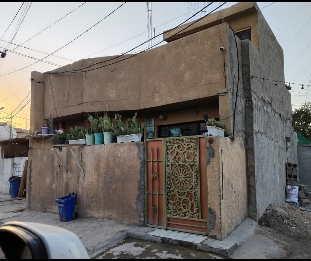 السلام عليكم بيت للبيع تجاوز مساحة ٩٠ متر مربع واجهة ٧ بناء حديث طابوق مسلح البيت يتكون من استقبال وصالة مفتوحة وغرفة منام ومطبخ وصحيات البيت كوله سيراميك فقط، الغرفه بياض  والسطح شتايكر بيت كامل وجاهز للسكن مكان بغداد بلأمين شهداء النفط يم اسواق كرار الوائلي غير متواجد عل فيس للأستفسار الاتصال ع الرقم ***********
