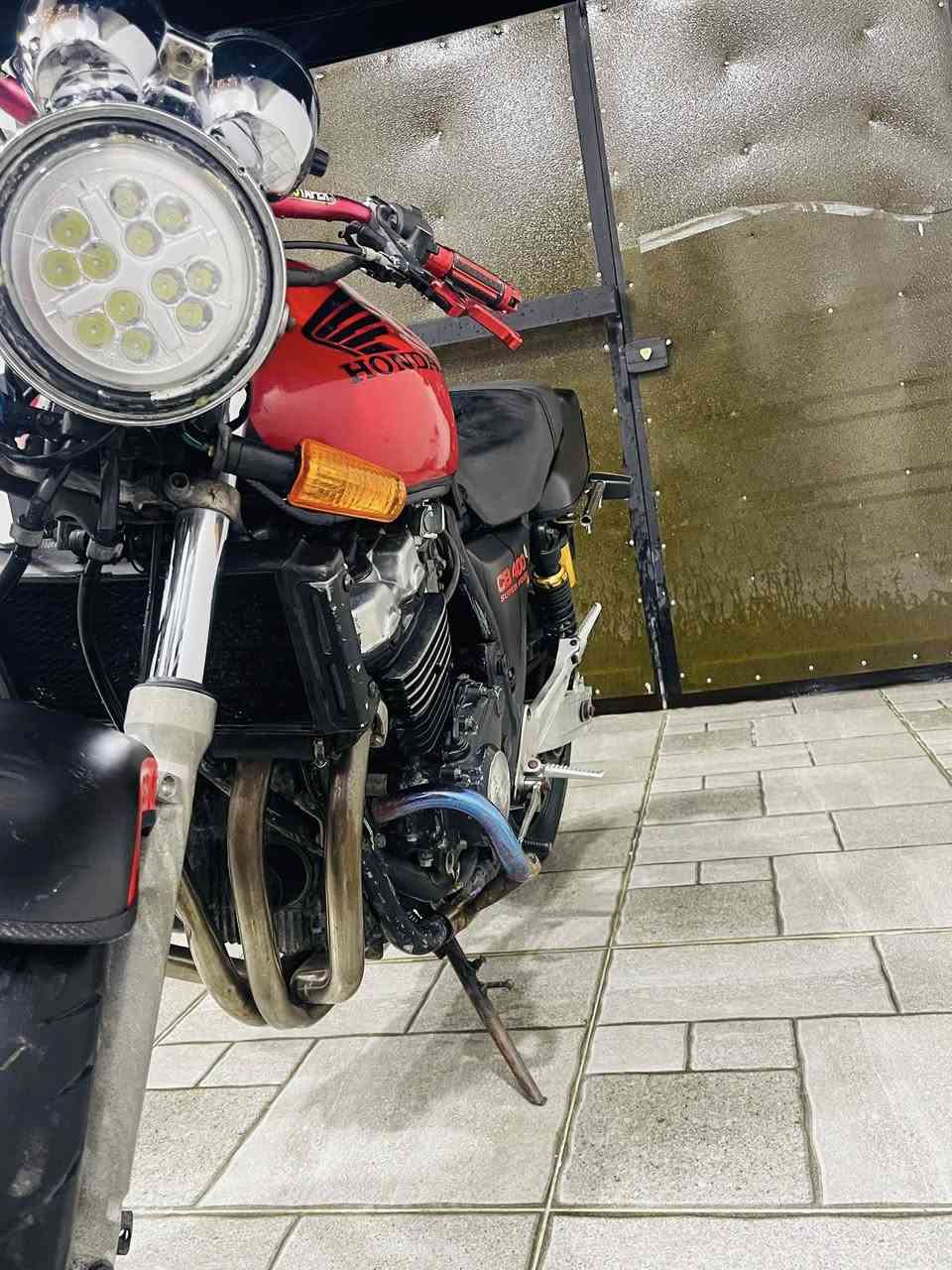 السلام عليكمcb400
الدراجه غلفته bbf لل جماليه فقط محرك كير كهربائيات خير من الله 1/2/3/ بطناش دراجه بيها اوراق كمرك السعر 1500 وبيها مجال بصيط المكان سامراء ***********
