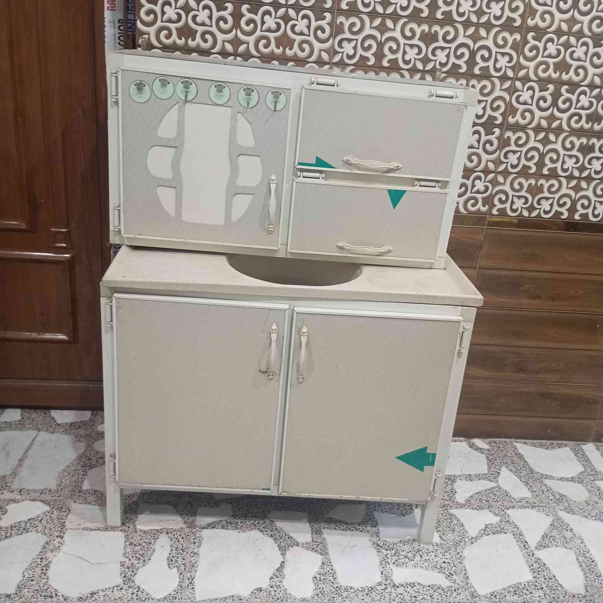 للبيع مستعجل مكاني بغداد حي الجهاد *********** متواجدة وتساب 
طباخ ابو 4 شغال كله 
كنتور ابو 3 نضيف جدا 
صوميه وديه غاز ودوشك نفرين وبنكات 2
كاونتر سنك وملحق نضيف جدا للاستفسار ***********
