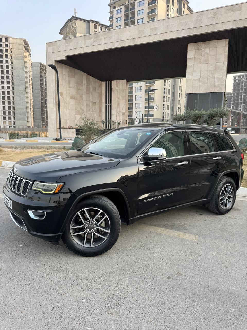 السلام عليكم
جيب امريكي2019
فول لمتد
حادثة جاملغ وبنيد 
وجزء من باب سايق 
حادثهة حلو موجود رقم 
الشاصي 
مواصفات فول
بانوراما 
حساسات امامي خلفي 
تحديد مسار
صندوك كهرباء 
بوب بصمة 
كشنات جلد
كشنات كهرباء
كشنات تدفئة +تبريد
مانع تصادم 
اوتو هول
توقف ذاتي عند الوقوف 
تشغيل عن بعد
تبريد منفصل قطعتين 
السعر192
 السيارة باسمي و رقم بغداد الجديد
العنوان بغداد حي جهاد 
***********
