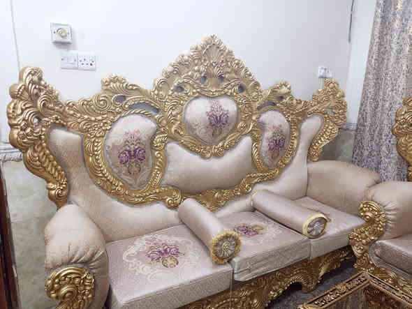 يا الله 
تخم ملكي رئاسي ضخم كلش جديد ونضيف مابي أي ضرر مااخذينه ب 1.350 مامستخدم هواي كلش جديد ويا كوشات وطبلات 6قطع 10 مقاعد السعر800وبيه مجال قليل الموشراي لايكسر بحلال العالم العنوان ناصريه حي اور ***********
