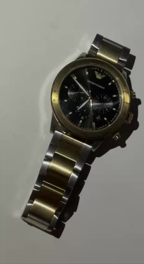 مواصفات الساعة:
• الماركة: Emporio Armani
 • رقم الموديل: AR-11521
 • الحركة: Quartz (بطارية)
 • الخامة: Stainless Steel (ستانلس ستيل)
 • مقاومة الماء: 30 متر
 • واجهة الساعة: سوداء مع مؤشرات ذهبية
 • فيها كرونوغراف (ثلاث عدادات داخلية)
 • فيها تاريخ
 • الإطار فيه Tachymeter لقياس السرعة
 • السوار: ستانلس ستيل بلون فضي مع ذهبي


**إذا كنت صاحب هذا الإعلان وتريد حذفه لأي سبب، رجاءا أرسل رسالة إلى الدعم الفني**