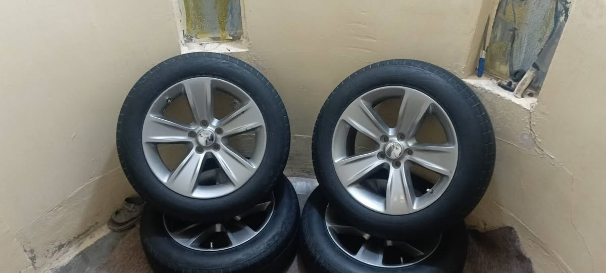 السلام عليكم للبيع ويل تفاحه 18 هوه وتايراتو  التواير  جوه نص العمر  السعر 300 /***********
