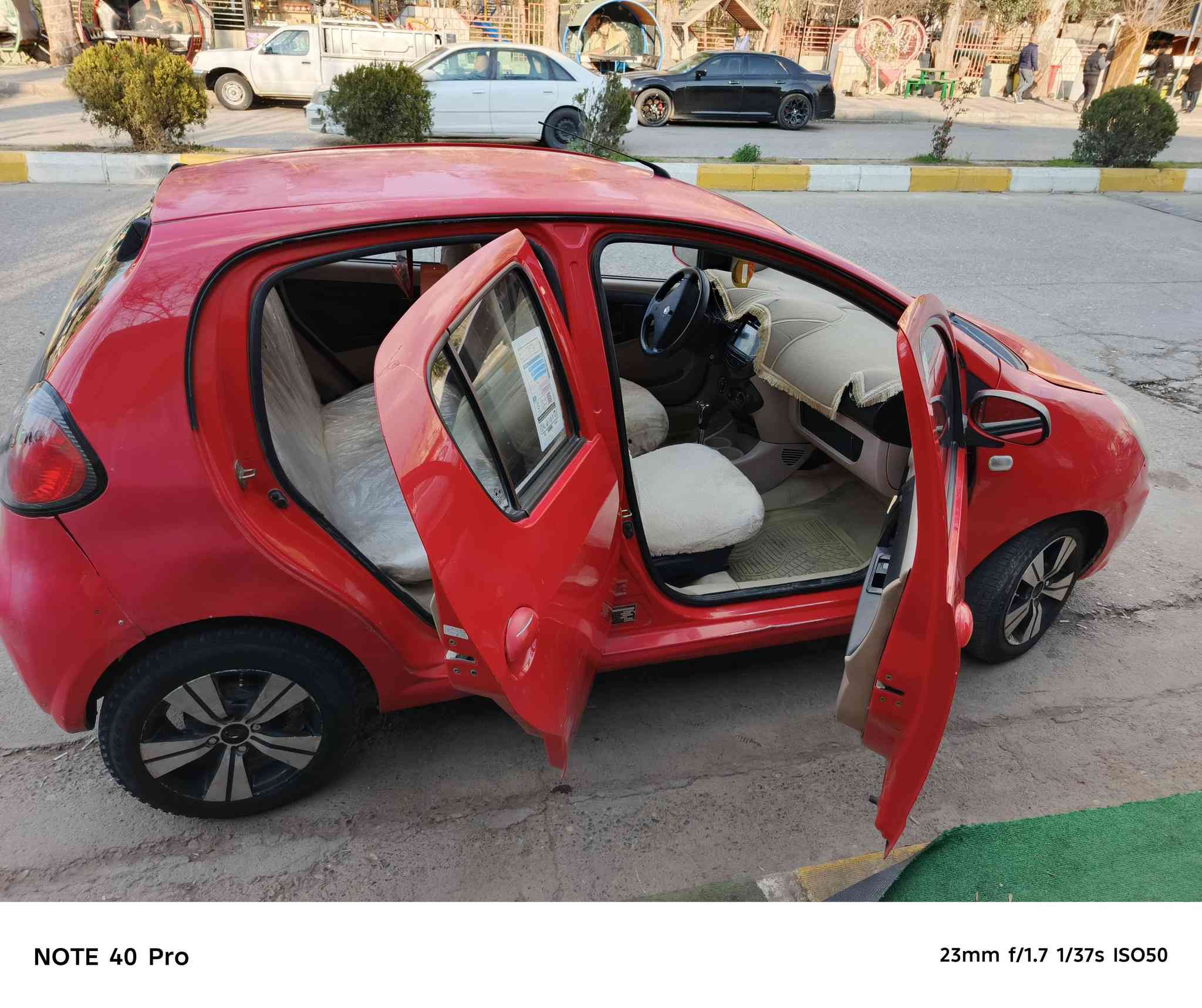 جیلی پاندا مۆدێل ۲۰۱۳ ئۆتۆماتیک
بێ دەعم بێ لێدراو تەنها کاڵبونەوەیەکی کەمی هەیە 
سەیارەیەکی بێ مەسرەف ماڵی دۆست زۆر کەم بەنزین ئەخوات گێڕو مەکینە کۆرۆلا ئاوێنە ئیشارەت ئاوێنە کارەبا چوار تایەو ویلی لۆکی لەسەرە کامل کارەبای بەشەرت 
ڕەقم جنوب بەشەرتی ئەوەلیات  بەڵام تەحویل ناکرێت .
نرخی 37 گەڵاو مەجال ***********
