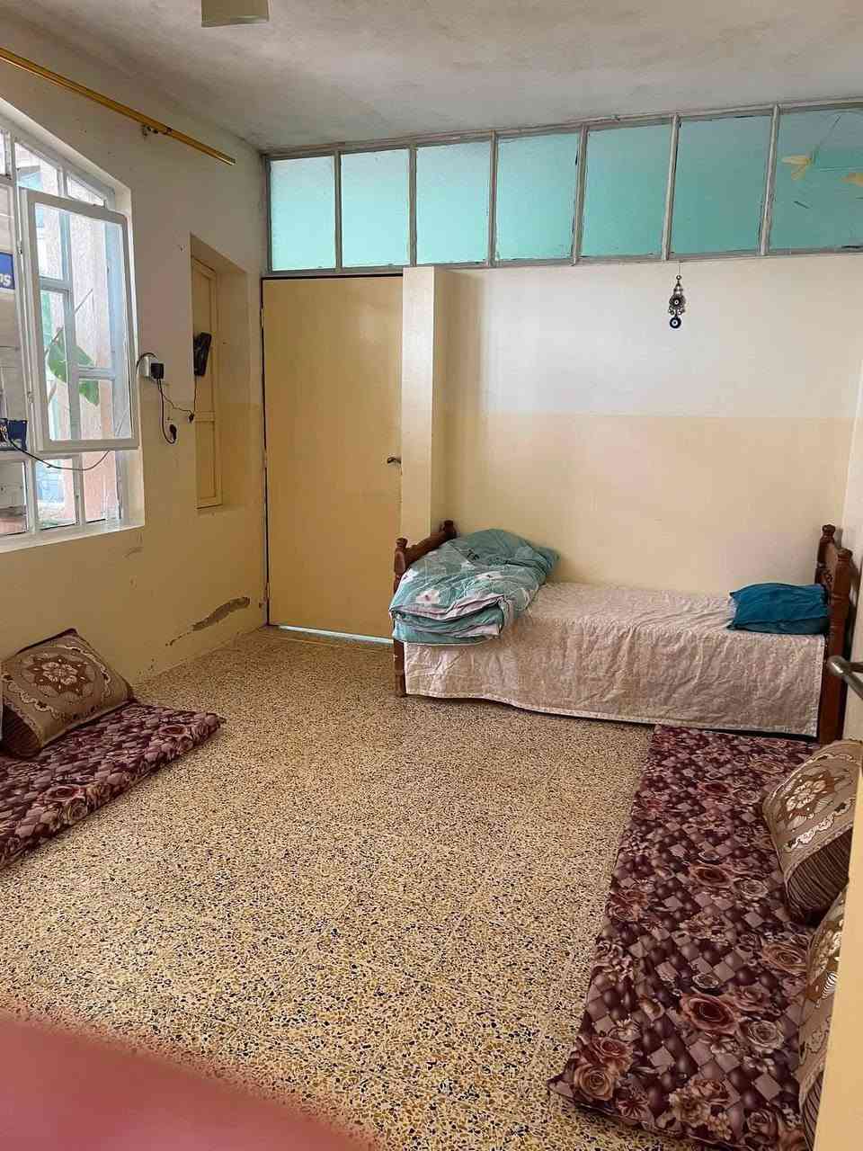 📍🏡بيت للبيع في قرية سادة وبعويزه
البيت 256 متر زراعي بيه كرت بلدية 
يتكون من غرف عدد 5 
ومطبخ عدد 2
و حمام ومغاسل 2 
وحوش واسع يسع ل 3 سيارات
السعر 63 وبيه مجال 
للاستفسار اكثر تواصل خاص 
او مراسلة واتساب ***********

