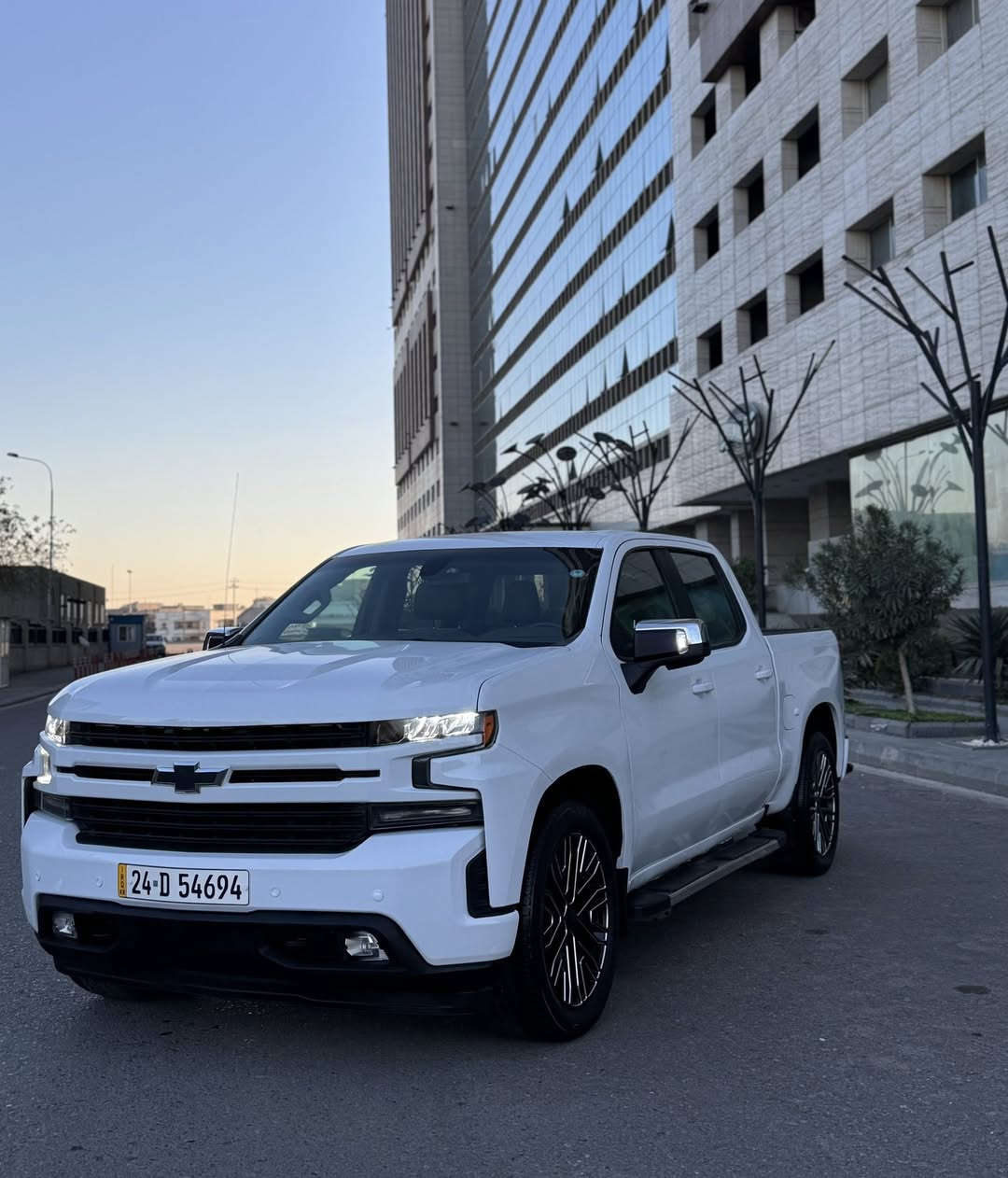 سلام عليكم اللبيع سلفردور موديل 2022
ارخص سعر 239ورقه 🔥🔥💵💵💵
سياره رقم جاهز باسمي تحويل وكله نفس اليوم
CHEVROLET SlLVERADO,K1500 LT
النوع : سلفرادو LT 
ماشية :mi39
مكينه 8 سلندر  5.3 لتر 
‏باصه متين سويج 🫆🫆
بصمه ابواب 🫆
جنطة كهرباء🔌
تعديل صوت الاكزوز من الشركة رياضي كلش حلو 🔥
تشغيل عن بعد 🔔
كشنات تدفئه + تبريد 🧊🌨️
اناره بلبدي 💡🔦
اناره بلمري🔦
نقط عمياء بلمري✅
ليدات اماميه خلفيه
شاشة كبيره 🖥️
كامرتين خلفية
كامرات خمس من كل جانب محيطية✅
بلوجكتور زنون بلاد
تحكم ستيرن جهتين 
ستيرن هيتر 
سايد بريك دكمة ⚪️
صاجات 
نظام اطفاء
قطعتين تبريد 
باب طويله ✅
بدي قصير  مرغوب 🔥
اناره داخليه LED 
ساعه ديجتال بالشاشة🔥
نظام خرائط ملاحة وكار بلي
وتحديد مسار
رادار خلفي ومنبه توقف اصطدام 
جامه خلفيه كهرباء ✅
والمواصفات وبعد بيهه هواي مواصفات 
سنويه باسمي تحويل وكله نفس اليوم ✋
سيارا جاهز فحص هزه 100/100
عنوان سياره 📍اربيل 
📞الاتصال زين ***********
📞كورك +واتساب ***********
