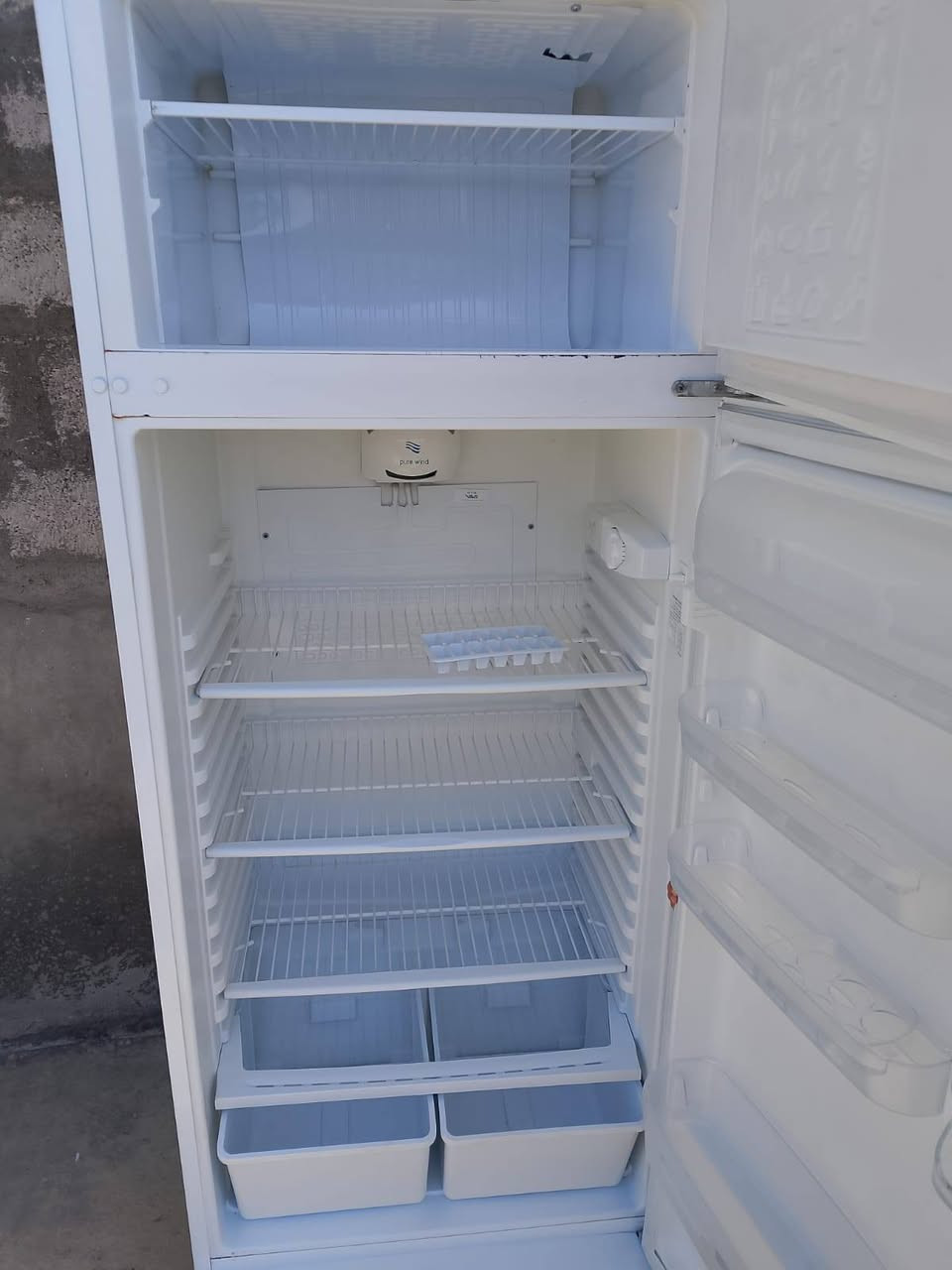 ثلاجه فول نضافه التجميد كفاله 
سعر ٢٤٠ الف وبي مجال 
الرمانه ***********
