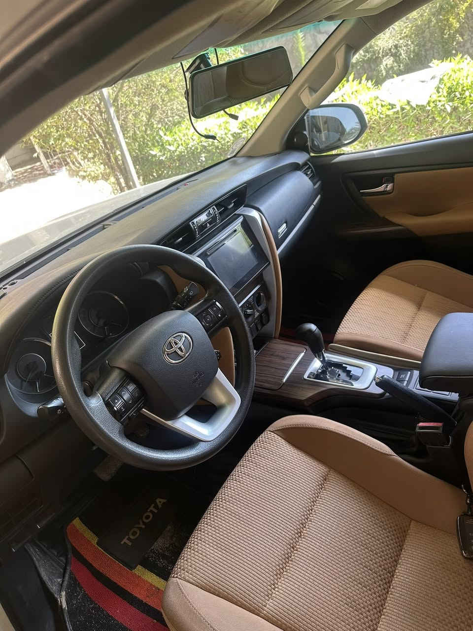 السلام عليكم.
تويوتا فورجنر وكالة ساز
كفاله عامه بيه رصعتين خفيفات كلش فقطط
كير محرك صدر كفاله
رقم بغداد هزه ورقم جديد باسمي 
محرك ٤ سلندر المرغوب ٢٧٠٠
ماشيه ٦٠ الف
نضافه ١٠٠٪؜
تخم تاير جديد ادامه كامله للسياره
السعر ٢٨٥ بيه مجال بسيط 
يرهم مراوس بشي معقول 
المكان بغداد ابو غريب 
***********  متوفر واتساب
