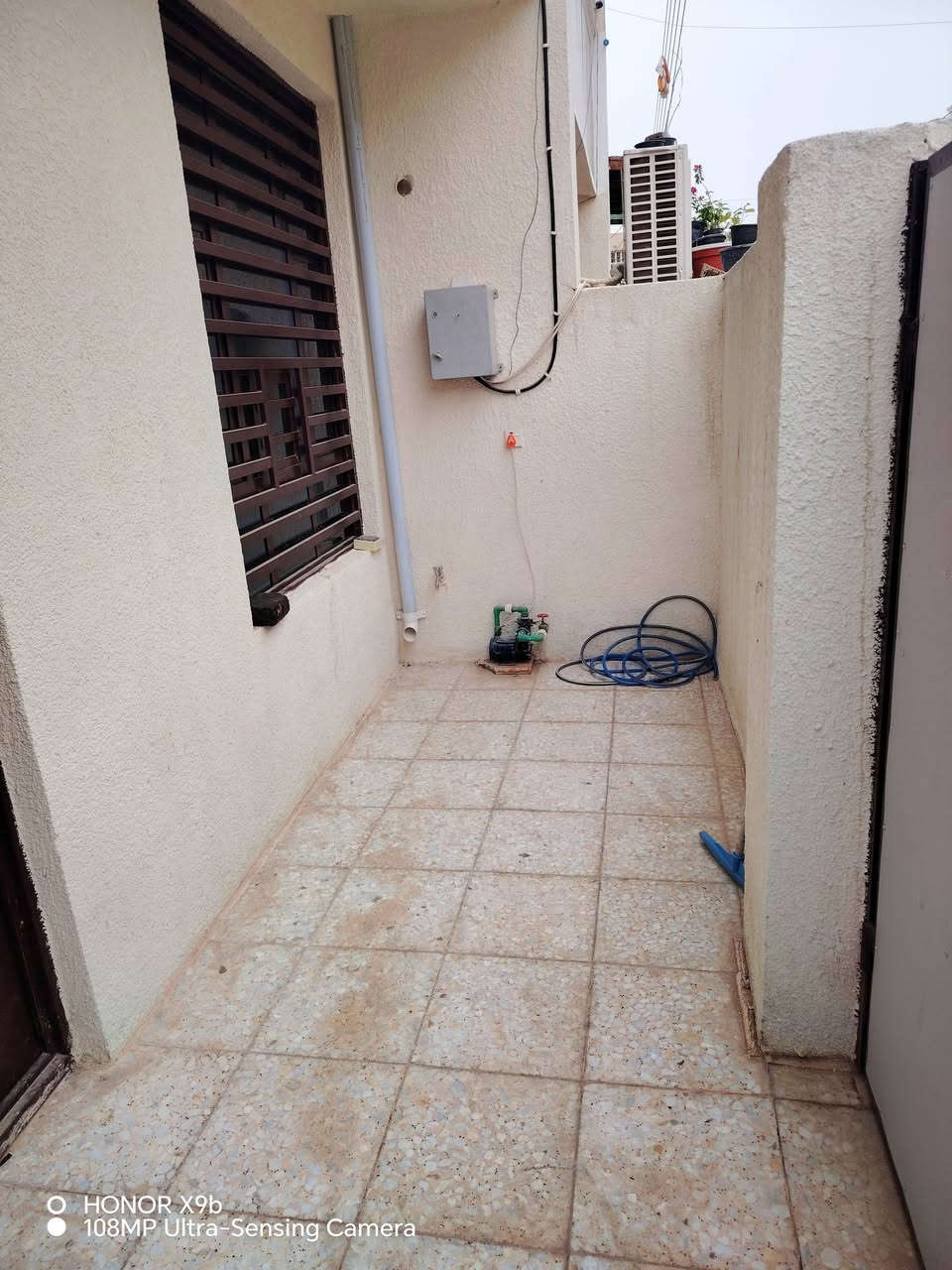 بسعر مناسب جدا 

مشتمل  50 متر.  
طابو صرف 
حديث بناء 2025
طابو ملك صرف 
منطقه الانتصار مقابيل مستشفى حماد شهاب قبل مرور 
الحسنييه 
واجهه 5

مدخلين استقبال ومطبخ
وخدمات صحيه ومنور.
الطابق الثاني غرفه. نوم واحدة
وبيتونه 

عرض الشارع 8 خدمات كامله مي  كهرباء تبليط 
مكتب الظرغام للعقار
***********سيد حيدر
*********** سيد حيدر
