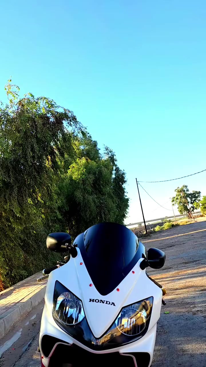 السلام عليكم افوراي للبيع جديده بمعنى الكلمه شرط انضف افوراي بلعماره  مكفوله كفاله عامه المكان ميسان قضاء علي الغربي السعر 30ورقه وبيه مجال حك الجيه الاتصال والاستفسار على الرقم ***********
