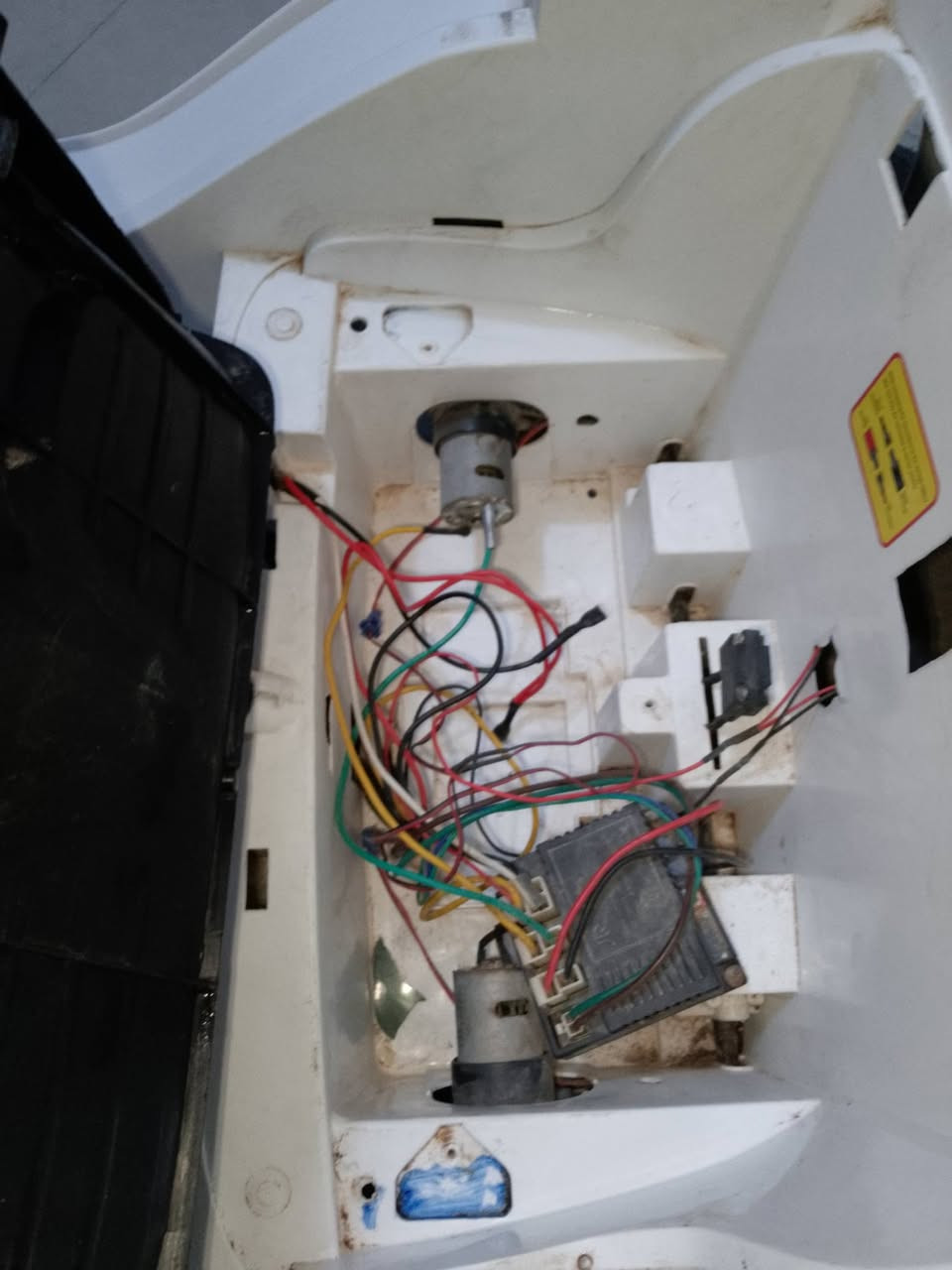 سياره اطفال للبيع بسعر 100الف سعر مناسب جدا لحك عليه نضيفه ناقصه بطاريه للاستفسار 7832392379
