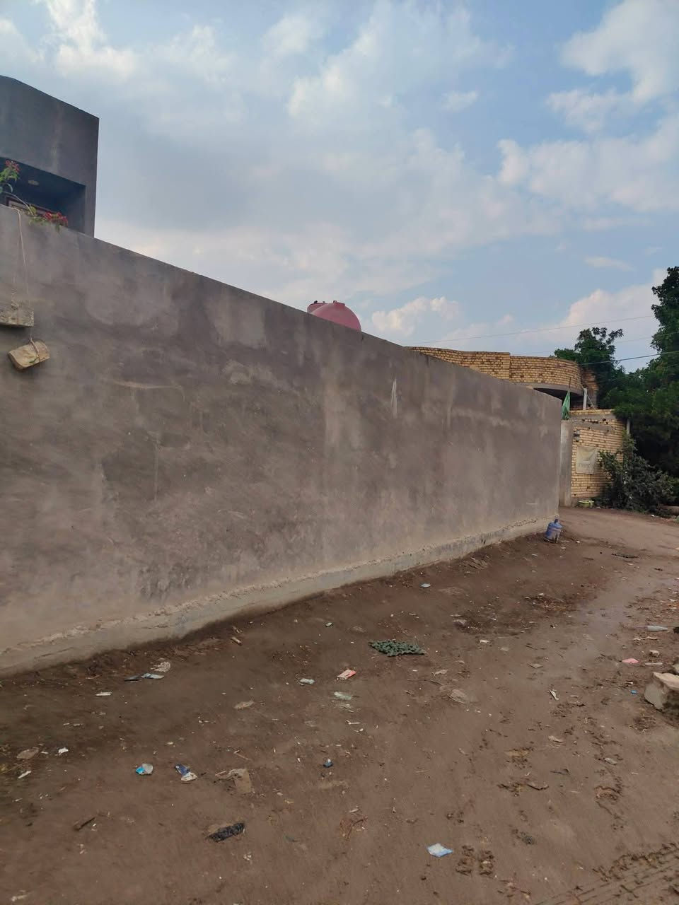 يا الله سلام عليكم قطعه للبيع مساحه 230تقريب طريق سفينه بين مدرسه ال واثق ول دله بل نص موقع كلش حلو عله شارع ريسي  اي ستفسار تصل مسيجه وجاهزه***********
