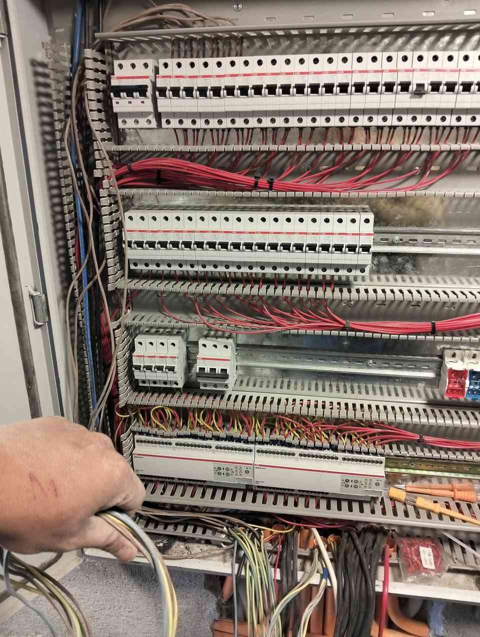 ⚡️مستعدون لكافة التأسيسات الكهرباء⚡️
🔹 صيانة عامة للمنازل والمحلات⚡️⚡️
🔹  ‏بوري او سيمنز🔨🦺
🔹 عمل درجه اولى وبأسعار مناسبه وتنافسيه
🔹  تنظيم بورد كهرباء حسب الطلب ⚡️🪛
🔹 دقه،سرعه⚒  
📲 للتواصل : [***********]
📍بغداد الكرخ
🔹 الفني مرتضى قصي

#كهرباء
#بوردات_سيطره
#سيمنز
#بوري
#ـأسيس_كهرباء 
#كهربائي
#ats
