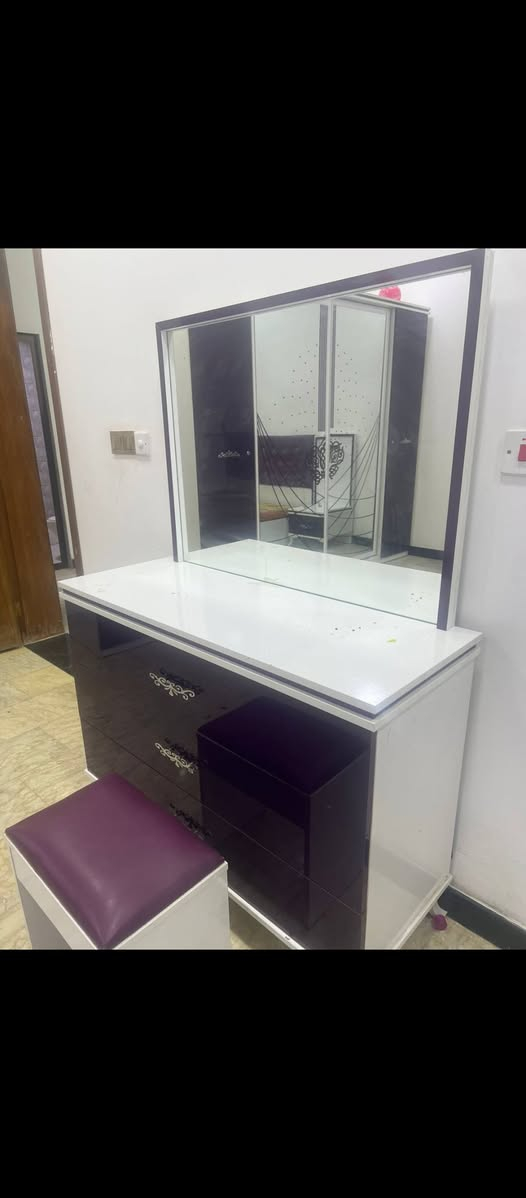 السلام عليكم غرفة نوم 7 قطع نضيفه وثكيله من هاي التكمة مو التركي الخفيف الي هسه دينباع مابيها أي ضرر رايدها ب300 ألف مكاني بغداد علي الصالح مقابيل طوبجي #توصيل #ماعندي للأستفسار متواجد ع فيس أو الإتصال 
*********** رقمي الاسيا يوجد واتساب 
*********** رقمي الأثير يوجد واتساب
