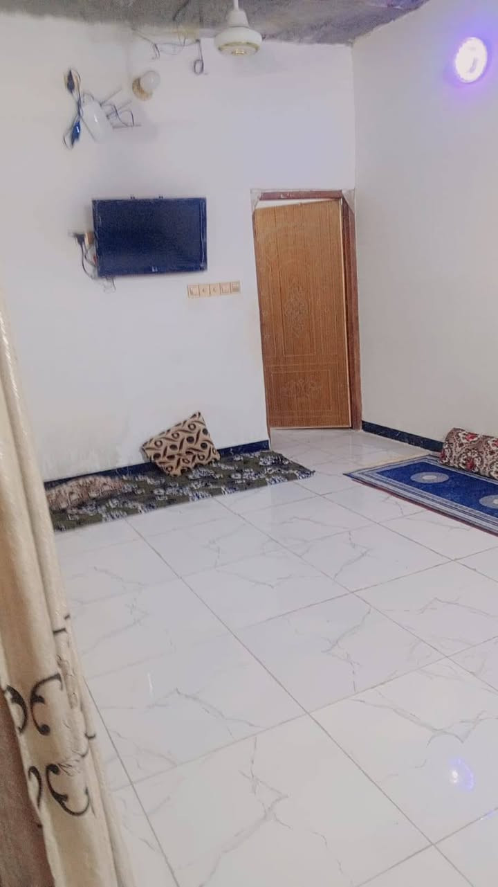 دار للبيع براكيه شارع المعمل المساحه 100 متر غرفه وصاله ومطبخ وحمام والبراني بس صاعده والشارع تبليط السعر: بـ 16 وبي مجال للاستفسار الاتصال على الرقم التالي ***********
وتوجد عرصه للبيع وسعرهه بـ4 ونص قرب الدار مساحتها 100 متر
