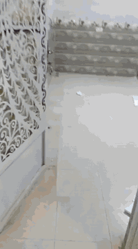 السلام عليكم 
معروض للبيع نص دار خلفي (١٠٠)م
مطلوب قرض مبادره المصرف العقاري (٨١)مليون 
في منطقة حي الحسين قرب مدرسة المفيد الاهليه 
البيت يقع على ساحه 
طابوق بناءً نظيف جدا 
الطابق الاول عكاده 
استقبال وصاله وغرفه ومطبخ وصحيات 
الطابق الثاني 
كونكريت 
غرفه نوم عدد (٢) 
صاله وصحيات 
ملاحظه 
البيت مطلوب قرض مبادره المصرف العقاري .(٨١)مليون 
للاستفسار الاتصال واتساب ***********
مكتب المدار الذهبي للعقار.
