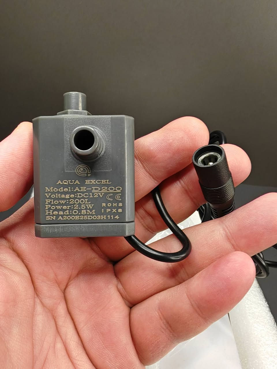 هذا الجهاز هو Protein Skimmer (مقشطة البروتين)، وهو قطعة أساسية ومهمة جداً لأحواض السمك البحرية (المياه المالحة).
إليك شرح مبسط لفائدته وكيفية عمله:
​فائدة الجهاز:
​الوظيفة الأساسية له هي تنظيف المياه من الفضلات العضوية قبل أن تتحلل وتتحول إلى مواد سامة (مثل الأمونيا والنيترات) التي قد تضر الأسماك والمرجان. فهو يعمل كـ "كلية" صناعية للحوض.
​كيفية عمله:
​يعتمد الجهاز على فكرة بسيطة لكنها ذكية جداً:
​خلط الماء بالهواء: يقوم الجهاز بخلط مياه الحوض مع كمية كبيرة من فقاعات الهواء الصغيرة جداً داخل الأنبوب.
​التصاق الأوساخ: الفضلات العضوية والبروتينات الموجودة في الماء تنجذب طبيعياً لفقاعات الهواء وتلتصق بسطحها.
​تكوين الرغوة: ترتفع هذه الفقاعات إلى الأعلى لتشكل رغوة كثيفة (تشبه رغوة الصابون).
​التخلص من الفضلات: تندفع هذه الرغوة إلى الكوب الموجود في أعلى الجهاز (Collection Cup). مع الوقت، تتحول الرغوة إلى سائل داكن اللون وكريه الرائحة يتم تنظيفه يدوياً لاحقاً.
​لماذا هو مهم؟
​صفاء المياه: يساعد في جعل الماء صافياً جداً.
​زيادة الأكسجين: عملية خلط الهواء بالماء تزيد من نسبة الأكسجين المذاب، وهو أمر ضروري لصحة الأسماك.
​تقليل التغييرات المتكررة للماء: لأنه يزيل الفضلات بكفاءة، فإنه يقلل العبء على الفلاتر الأخرى.
​ملاحظة: هذا الموديل الموضح في الصورة (AE-NANO 40D) مصمم خصيصاً للأحواض الصغيرة (Nano Tanks) ويتميز بحجمه المدمج وسهولة تركيبه


**إذا كنت صاحب هذا الإعلان وتريد حذفه لأي سبب، رجاءا أرسل رسالة إلى الدعم الفني**