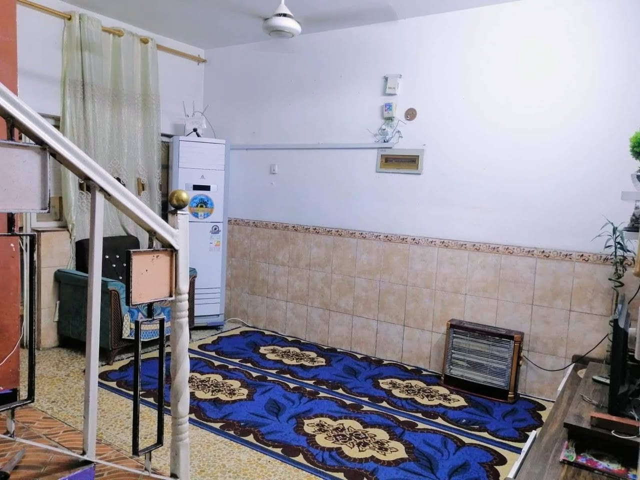 للبيع بيت مساحة وموقع 
موقعه على شارع الغربي قرب شارع حسين كابريتر 
البيت طابق اول كراج استقبال هول غرفه نوم مطبخ منور حمام داخلي وخراجي طابق ثاني صاله كبيرة غرفه حمام سطحين 
الواجهة 7 ونص النزال 13ونص كما موضح لكم في الصور مراجعة شركة الجبل للمقاولات العامة بيع وشراء القطع الاراضي والبيوت في بغداد  للاستفسار ***********
