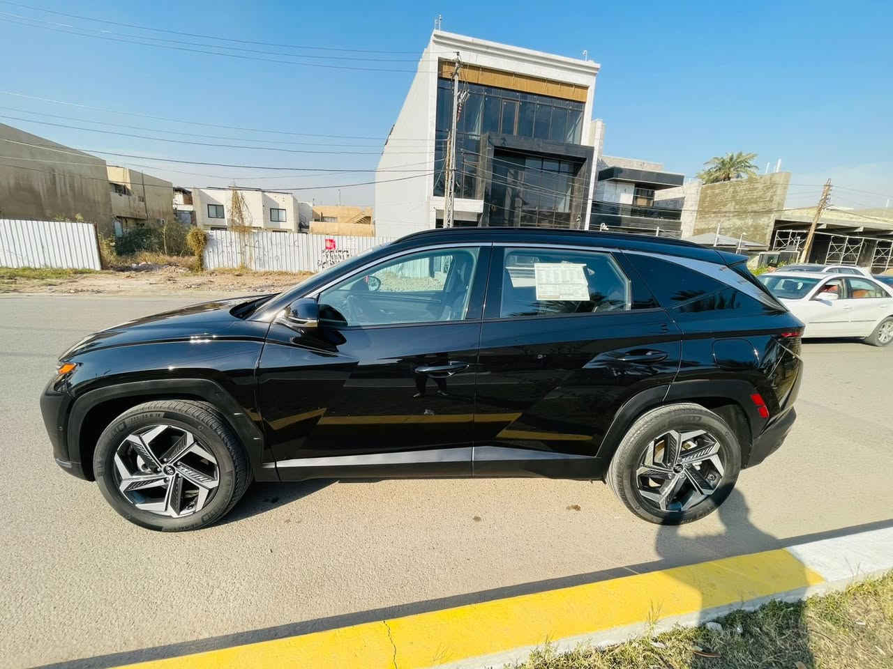 السلام عليكم ورحمة الله وبركاته
هونداي توكسان موديل 2023 هايبرد امريكي 

حادث فقط البنيد ومبدل نفس اللون بدون صبغ السياره 

مواصفات السياره لمتد Vip اعلى مواصفات 

*بانوراما 

* بصمه . تشغيل عن بعد 

*تتقدم وترجع بالريموت (البصمه) 

*تبريد وتدفئه بالكشنات . ومقود تدفئه

* كير دكم . و4 انضمه بالكير 

* رادارات 360 درجه

* كامرات 360 درجه 5 كامرات

* سياقه ذاتيه . ونقاط عمياء 

* كشنات 2 كهرباء 

* حساسات اماميه وخلفيه 

* باب الصندوق كهرباء 

* شاشه ابل كار بلي بلادي حجم الكبير 

* شاحن لاسلكي 

* تحكمات بالمقود واوامر صوتيه 

* كشنات خزن (ميمري ) 

بعد هواي مواصفات لا تعد ولا تحصى سعر السياره 21 الف دولار وبأسمي وجاهزه من الدعاميه للدعاميه

مكانها بغداد سيديه 

للاتصال ***********
