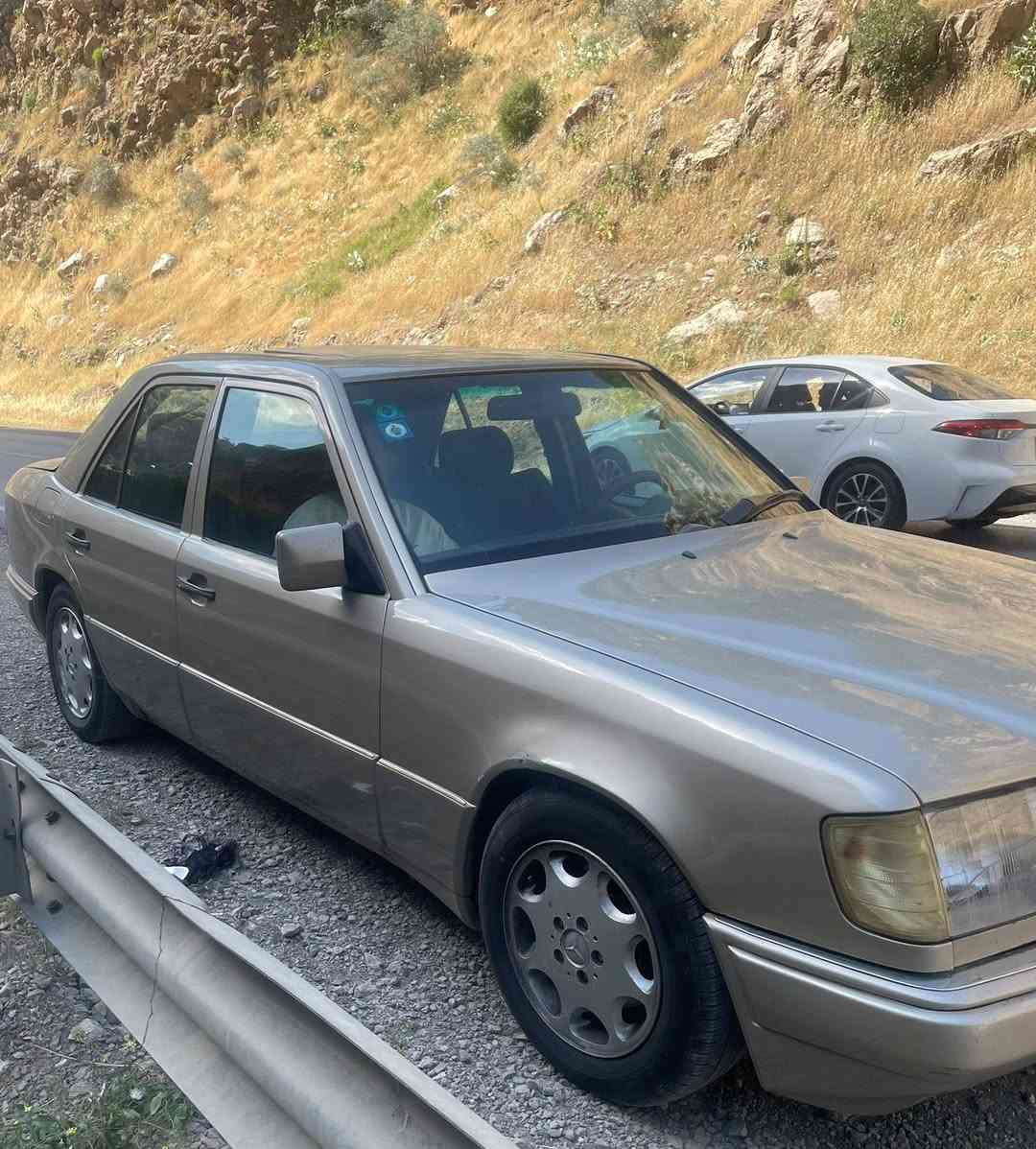 السلام عليكم 
مرسيدس دب 300 /1990
كير ومحرك بلاد رقم بغداد دولي 
سياره كلهه بلاد قواعد بلاد مابيهه ضربه السياره 
تبريد ثلج حداديه صدر جدد مكان السياره بغداد الشعب 
السعر 68$ وبيهه مجال مكلف بل نشر 
للاستفسار ***********
