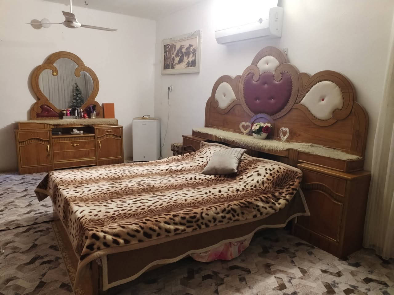 متوفر غرفة نوم جديده صارلي اقل السنه من اخذته سعره مليون و250وبيه مجال من عده مندر ***********مكاني داموك شارع مثلث
