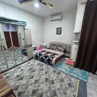 غرفة نوم متكونه كنتور  ميز تواليت  جربايه مفصلة اله سرير خشب  سعره 300...