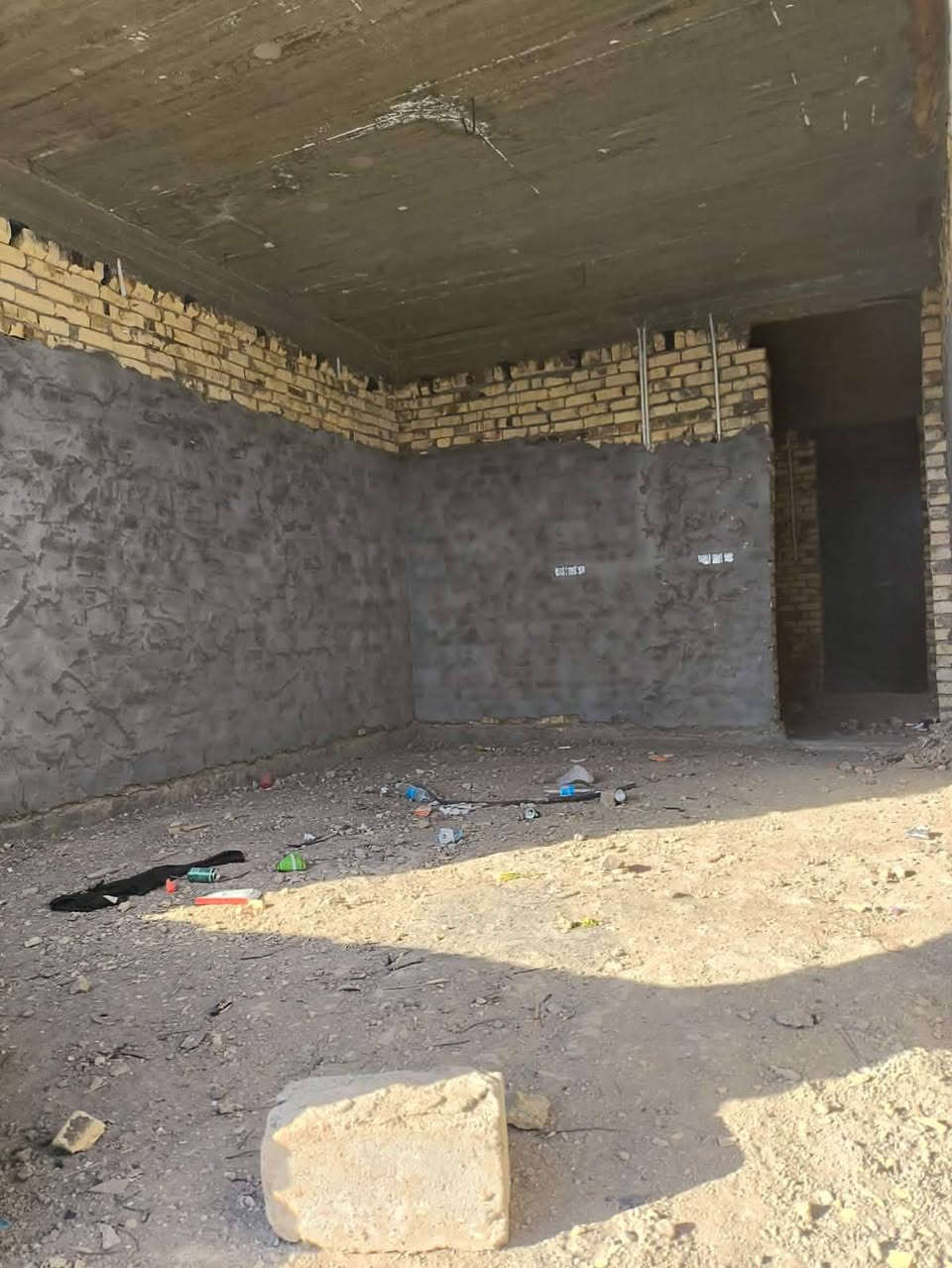 سلام عليكم يتوفر هيكل مسقف مئسس ماء كهرباء مجاري مجاور ساده البو خطه حي الصدرين مقابل حي العسكري مساحة 150متر  سعره 43 مليون الي يحب يتواصل رقم الهاتف *********** حلة, بابل
