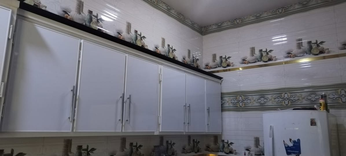 السلام عليكم بيت زراعي للبيع المساحه 150 متر الموقع حي الشهداء
اخوان البيت بي غرفه واحده  وصاله ومطبخ وديوانيه
