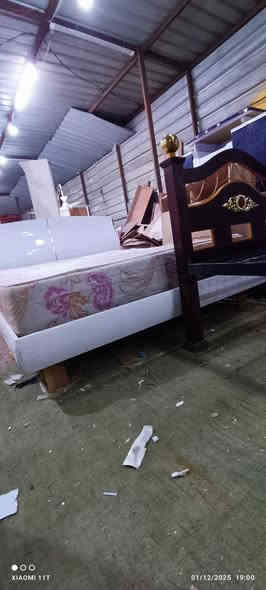 سرير نفرين تركي مع دوشك ضغط قياس متر ونص عرض في مترين طول اربع رجلين خشب مع رجلين حديد بالوسط يعني حلم توكع ***********
