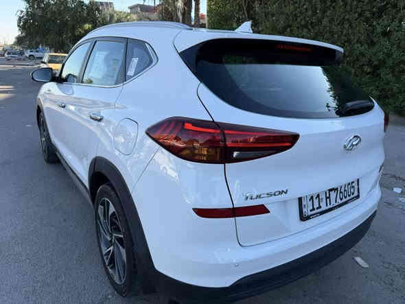 توكسان خليجي جديده جدآ فول موصفات عدى فتحه 
ماشيه 53 الف كم 
موصفات 
كشنات كهرباء 
جلد بلادي 
داخل صاج و كاربون فايبر 
تحكم ستيرن 
لد امامي و خلفي 
خمس عدسات 
حساس امامي و خلفي 
مري شفط و ترحيب عند الاقتراب 
كامره ع بغ و شاشه كبيره 
بصمه عدد 2 
رقم و سنويه و هزه جديده ب اسمي 
وبعد بيه موصفات 
السعر 197 مجال بسيط 
مكاني بغداد حي الاعلام 
رقمي ***********
