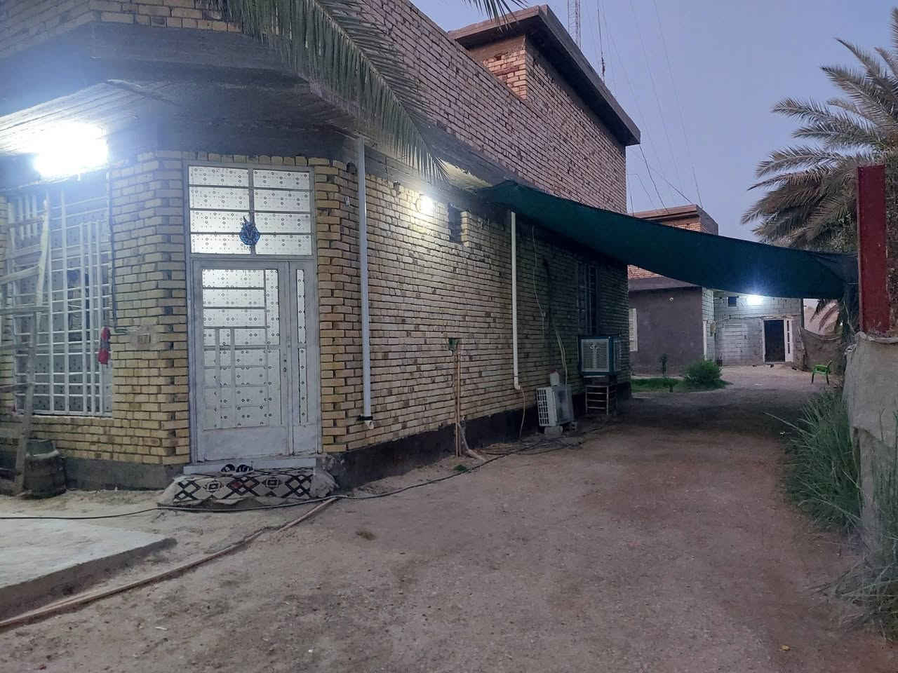 اعات النشر بسبب  الوعد كاذبه  السلام عليكم  المساحه ٧٠٠ متر يتكون من بيتين يبعد عن الشارع ١٠٠ متر تحويل مباشر سند 25 ,
تفاصيل البيت لأول طابوك الصقف صب كونكريت معه غرفتين نوم وحده فوك وحده جوه معه صاله وستقبال ومطبخ معه كراج ٣٠ متر معه حديقه كبيره البيت ٢ يتكون البيت من غرفتين نوم معه صاله معه مطبخ البناء بلوك والصقف كونكريت الموقع نهايت حي عدنان بزراعي عله الشارع البوعبدالله السعر 225  مليون وبيهن مجال قليل الشراي يتصل رقمي ***********
