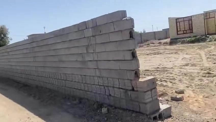 أرض 1200 متر مع هيكل طابوق ركن في الأنبار الصقلاوية ابو سديرة الأولى تبعد عن بغداد ٥٠ دقيقة السعر ٥٣ مليون شباب البيت عباره مساحة ٢٥٠ متر تقريباً غرفتين كبار ومخزن وصاله كبيره ومطبخ حار وبارد واستقبال كبير وحمامات داخليه وخارجيه واكو منطقه لعمل باربكيو الشواء ومنطقه للمسبح 
سياج درجة أولى والحديقة مدفونه زميج وتراب حمراوي 
نوع الأرض طابو شابندر حكومة عليك وعرب عليه يعني الأرض بسم شخص موعراقي بأيام نظام الإقطاعي والناس أجدادها والده هنا وصايره عرب كامله ومزارع وخدمات ومسجد ومستوصف يعني محد يطلعك منها يوجد ايضاً كهرباء أمامك وخلفك وساحب مي ايضاً أمامك وخلفك للاستفسار اكثر اتصل 
***********
