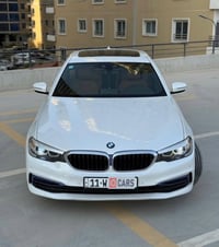 للبيع او المراوسBmw 530i Luxury line  2019  كلين تايتل  ماشيه 110 الف...