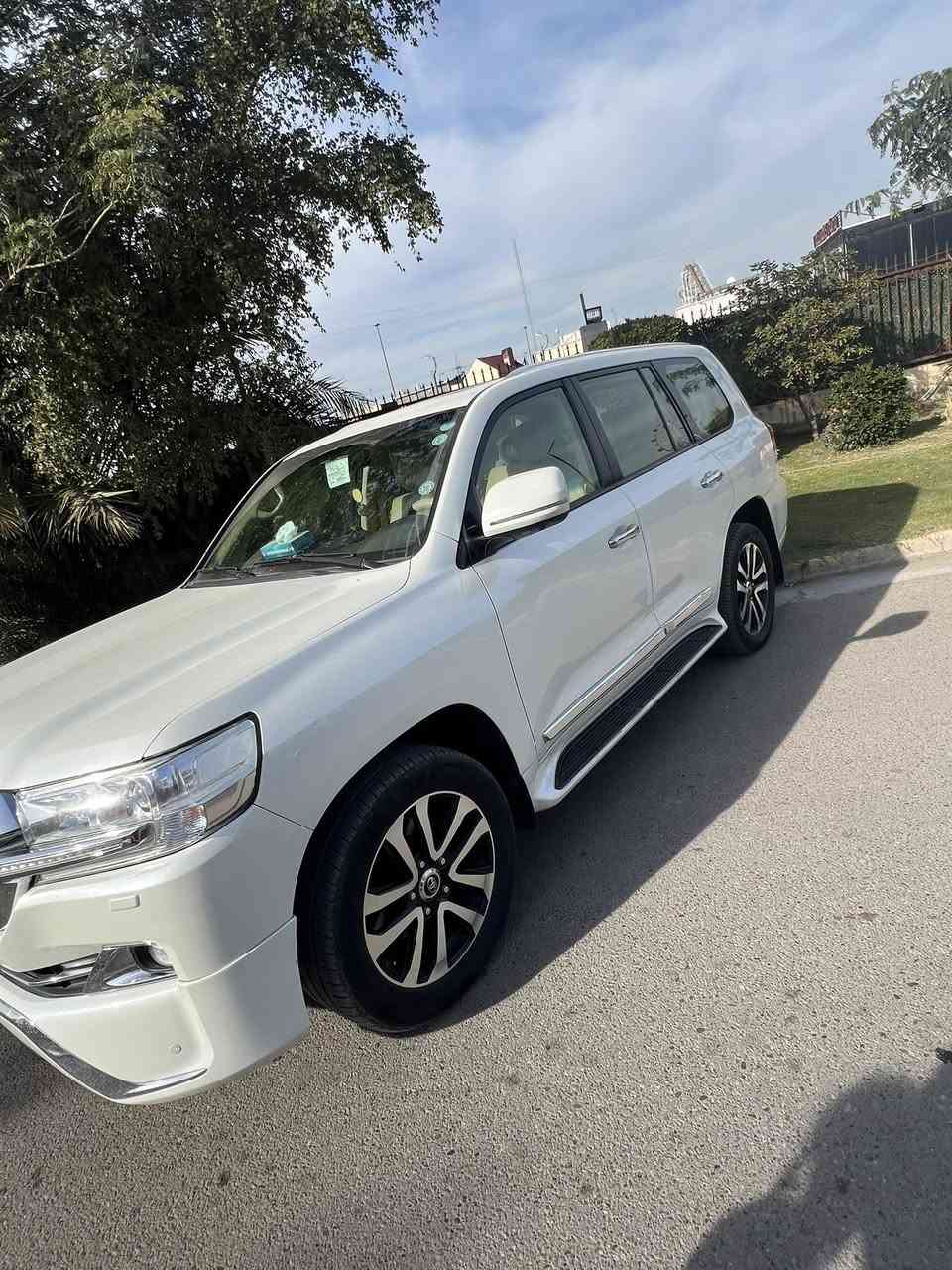 تويوتا لاندكروز شركة SAS موديل 2017 
6 سلندر 
رقم اربيل ب اسمي 
سياره مكفوله كفاله عامه من الصبغ ومن بارد ومن كلشي 
ماشيه 90 الف حقيقي 
4 كامرات كامره خلفيه 360 
نضام ترحيب 
تشغيل عند بعد 
مري شفط 
كشنات 2 كهربائي 
كشنات جلد بلادي 
3 شاشات 
دبل ماوس 
ثلاجه 
بصمتين 
فتحه سقف كهربائي 
زراك لايت 
وباقي المواصفات معروفه باللاندكروز
سياره مابيها اي نقص 
مكاني بغداد حي الجامعه
السعر 50.000 $
للاتصال ***********
