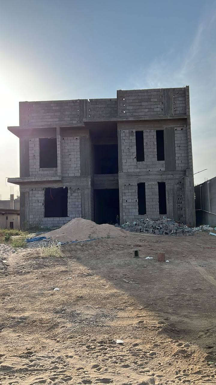 بناء هيكل درجة اولى طابوق مساحه 200 متر بسعر 45 مليون
بناء هيكل درجه اولى بلوك مساحه 200 متر بسعر 35 مليون 
 تفاصيل العمل 

ث نقوم بعمل الأساس تسليح الجسور بالحديد  درجه اولى ١٦ ملم وثم نقوم بعمل القالب الخشب وصب الأساس بالاسمنت المقاوم للاملاح

ارتفاع الأساس ٤٠ سم والعرض 80سم كذلك رش الأساس بالماء Ro‏ ج- نقوم ببناء البتلو بطابوك العماره طيب مع الوزن والقياسات وصب الكوبلن ولبخ وصبغ بماده البرايمر مانع رطوبة والاملاح وبعدها دفن

دفن لبتلو بلسبيس  مع رش الماء المستمر ح البناء فوق البتلو مع تثبيت اطارات الخشب وفريم الحديد خ نقوم بعمل الرباط القالب وتسليح الإيراني ۱۲ ملم وصب بالاسمنت العادي

د البناء فوق رباط حتى يكون ارتفاع البيت من الداخل ٣,٥٠م

نقوم بعمل القالب سقف مع تأسيس شبكه الكهربائية وتسليح بالحديد  درجه اولی ۱۲ ملم + جسور مخفيه عندا الحاجه + درج دائري

صب بالخباطه وبعدها رش بالماء لمده اربعه ايام

ر بناء ستاره بارتفاع 1/60وصب كوبلن فوق ستاره وبناء بيتونه مع تسليح وصب السقف

ز بناء الجدران الخارجية والحمام الخارجي والخزينة رئيسية وصب دنك لباب الرئيسي ***********متوفر واتساب
