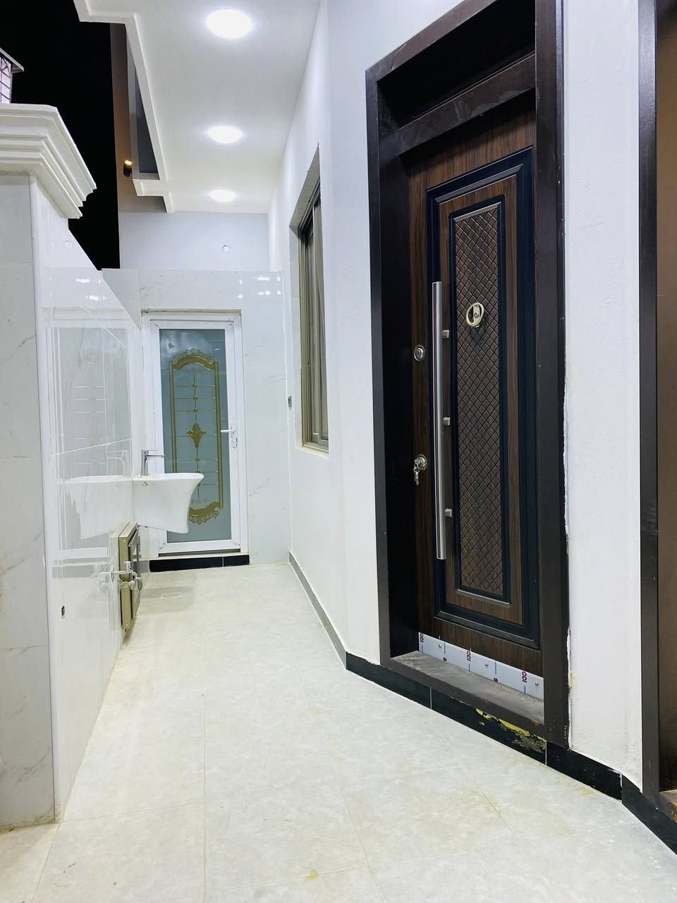 ،،بسم الله الرحمن الرحيم ،،
              🪬.         
مشتمل مربع على شارع 15 
(بجانب الركن )
منطقة الخاجية خلف أفران العراق 
المساحة  100 متر
10*10
المنطقة فول خدمات 
ماء مجاري كهرباء التبليط حاليا جاي يشتغلون بي 

طابقين 
الطابق الأول غرفة نوم مطبخ حار بارد صالة كبيرة 
 استقبال 
منور داخلي صحيات داخلية وخارجية
الطابق الثاني غرفتين نوم
صالة 
و صحيات 
جميع بورسلين جدران البيت اللواح 60*120 نوع هندي
بايات الدرج مرمر 3سم
محجر المنيوم زجاج مقسى 
 المشتملات مؤسسة سبالت 
كاميرات 📷 
إنترنت 🛜 
الإسلاك الكهربائية نوع فنار السعودي ومواد الماء التركي نوع بلسا والمجاري ألماني 
  شغل درجة اولى بمعنى الكلمة مواد الماء والمجاري والكهرباء درجة اولى مع الضمان
أبواب خارجية قاصة تركي 
ابواب داخلية تركي ارتفاع 240سم 
 شبابيك ألمنيوم سلايت جام 10ملم 

الواجهه لبخ وسقل باستخدام اصباغ الجوتن العالمية ضد الرطوبة ضد التعفن الألوان ثابتة مع التطعيم بالفوم التركي 
 للاستفسار 
***********
***********
مكتب الحر للعقار 
الخاجية قرب أفران العراق
