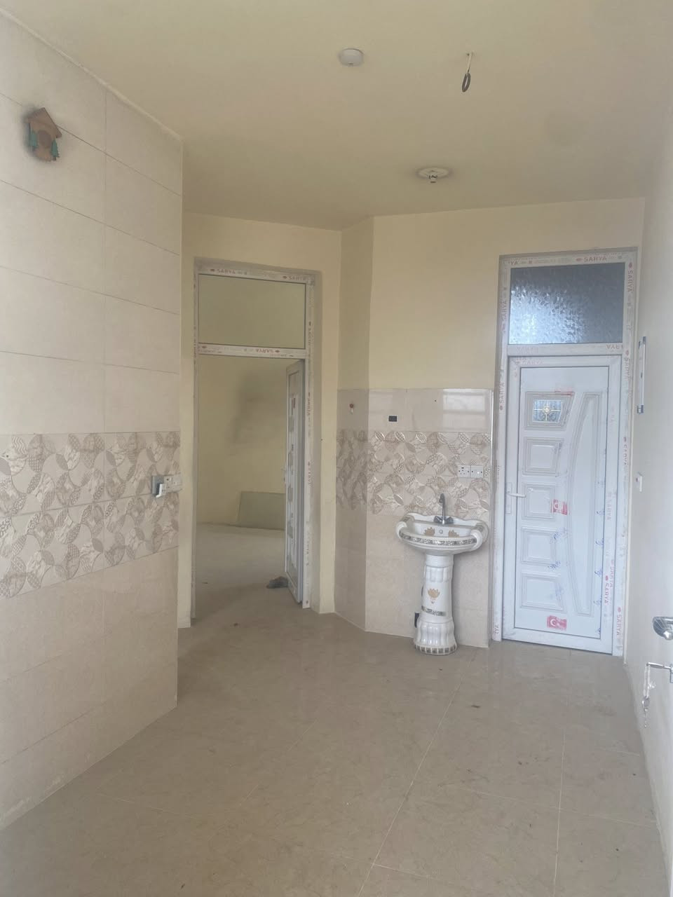 ‎فرصــــة مميــــزة للإيجــــار – موقع حيوي جداً 🔥
‎يتوفر الآن مشتملين للإيجار بموقع ممتاز في التحرير الحولي – شارع عمر بن عبد العزيز قرب فرع عباس البكال، منطقة مخدومة وقريبة من جميع الاحتياجات.
‎📐 مساحة المشتمل الواحد: 90 متر�⚡ الخدمات متوفرة بالكامل: تبليط – ماء – كهرباء
‎🏠 المشتمل الأول (طابق ثاني):�• صالة استقبال مريحة�• مطبخ�• غرفة نوم�• صحيات�• بلكونة�• سطح
‎🏠 المشتمل الثاني:�• صالة استقبال�• مطبخ�• غرفة نوم�• صحيات�• سطح
‎📍 الموقع: التحرير الحولي – شارع عمر بن عبد العزيز�قرب فرع عباس البكال
‎📞 للاستفسار والحجز:�***********�📲 متوفر واتساب
‎✨ فرصة مناسبة للسكن الهادئ وبموقع حيوي قريب من الخدمات.
