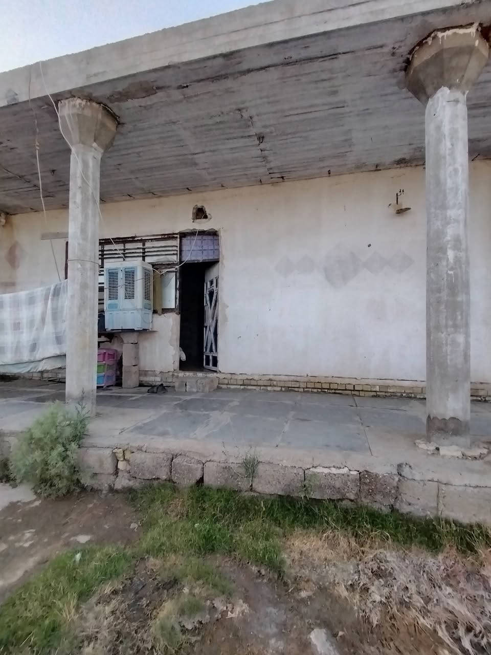 السلام عليكم دونم للبيع يحتوي على ٣ بيوت ومضيف معزول مع الخدمات
1.مساحة ٨٠ متر
2 مساحة ٢٠٠ متر
3 مساحة ١٠٠ متر
4 مضيف ٦٥ متر
منطقة الاصلاح خلف مرطبات كريم سفيح
الاستفسار الاتصال على الرقم ***********
