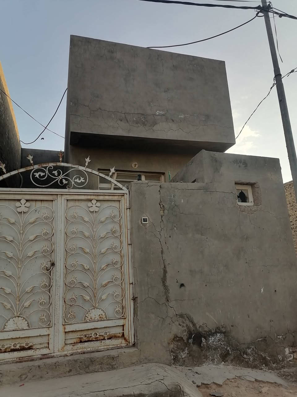 سلام عليكم بيت للرهن 100 متر موقعه خلف شارع الكفيل مباشرتاً ***********
