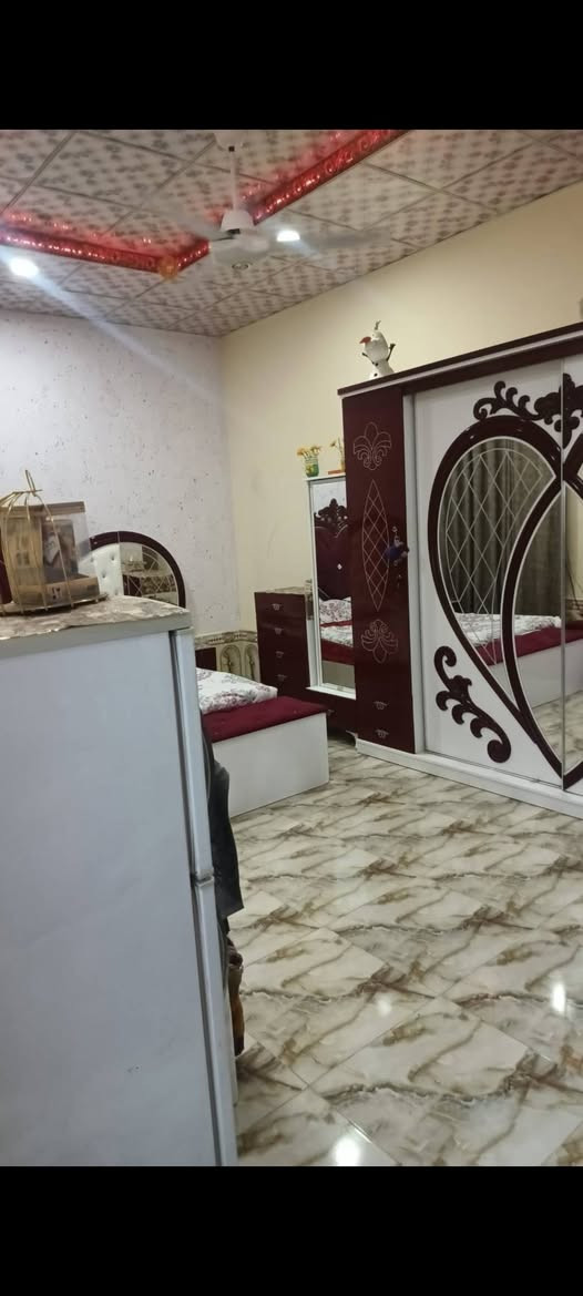 بيت للبيع حي الحكم مساحه ١٣٥م طابق او نص يباع على المبادره استفسار اتصل ***********
